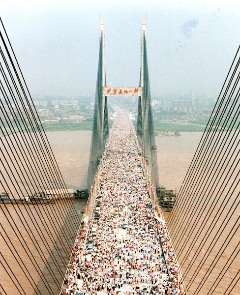 7年建设创下多个世界第一   跨越天堑成为江城“黄金动脉” 武汉长江二桥运行30年状况良好