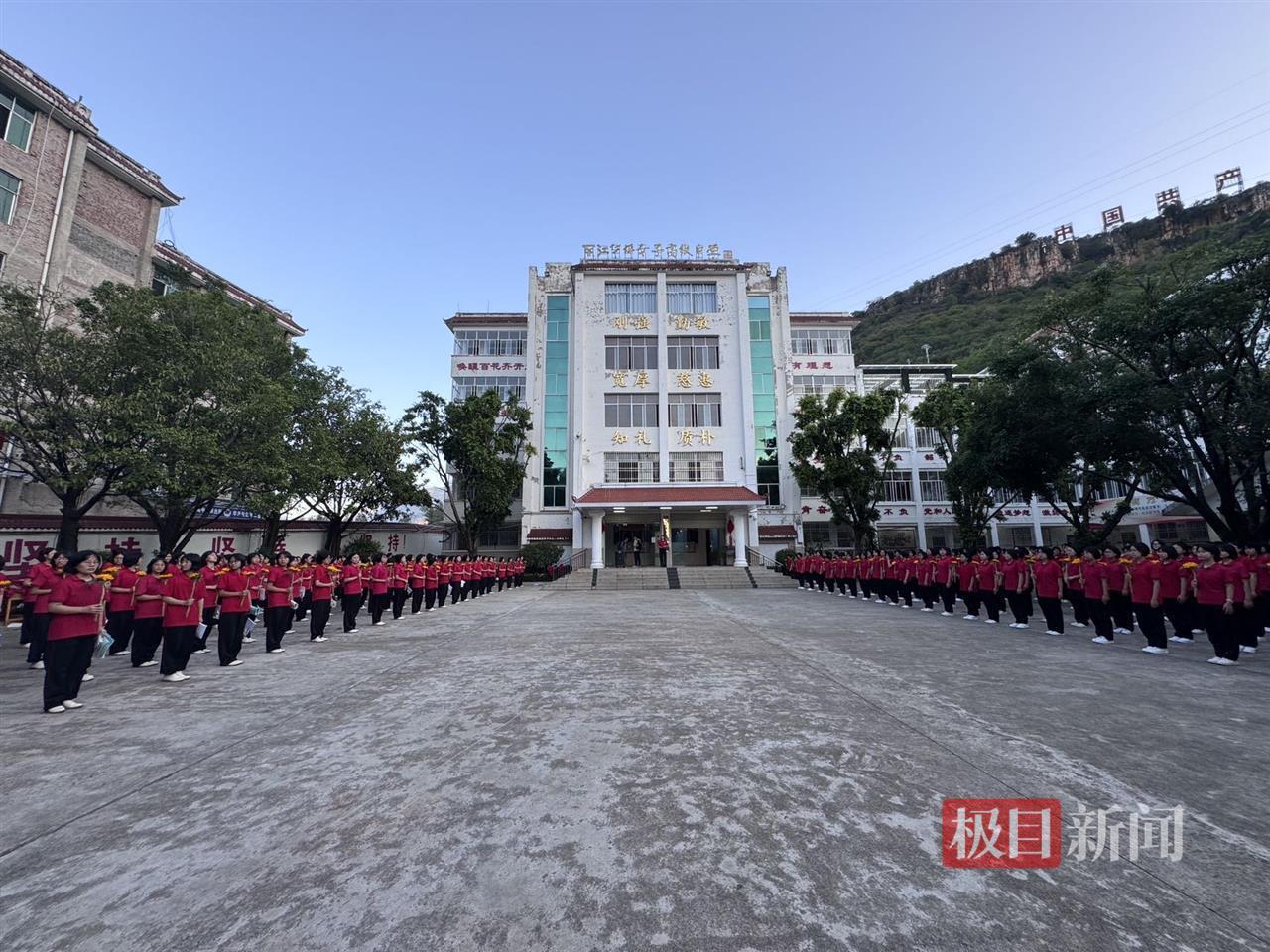 华坪女高第十五次送考：全校师生举着向日葵寓意一举夺魁，张桂梅称活着就会送考