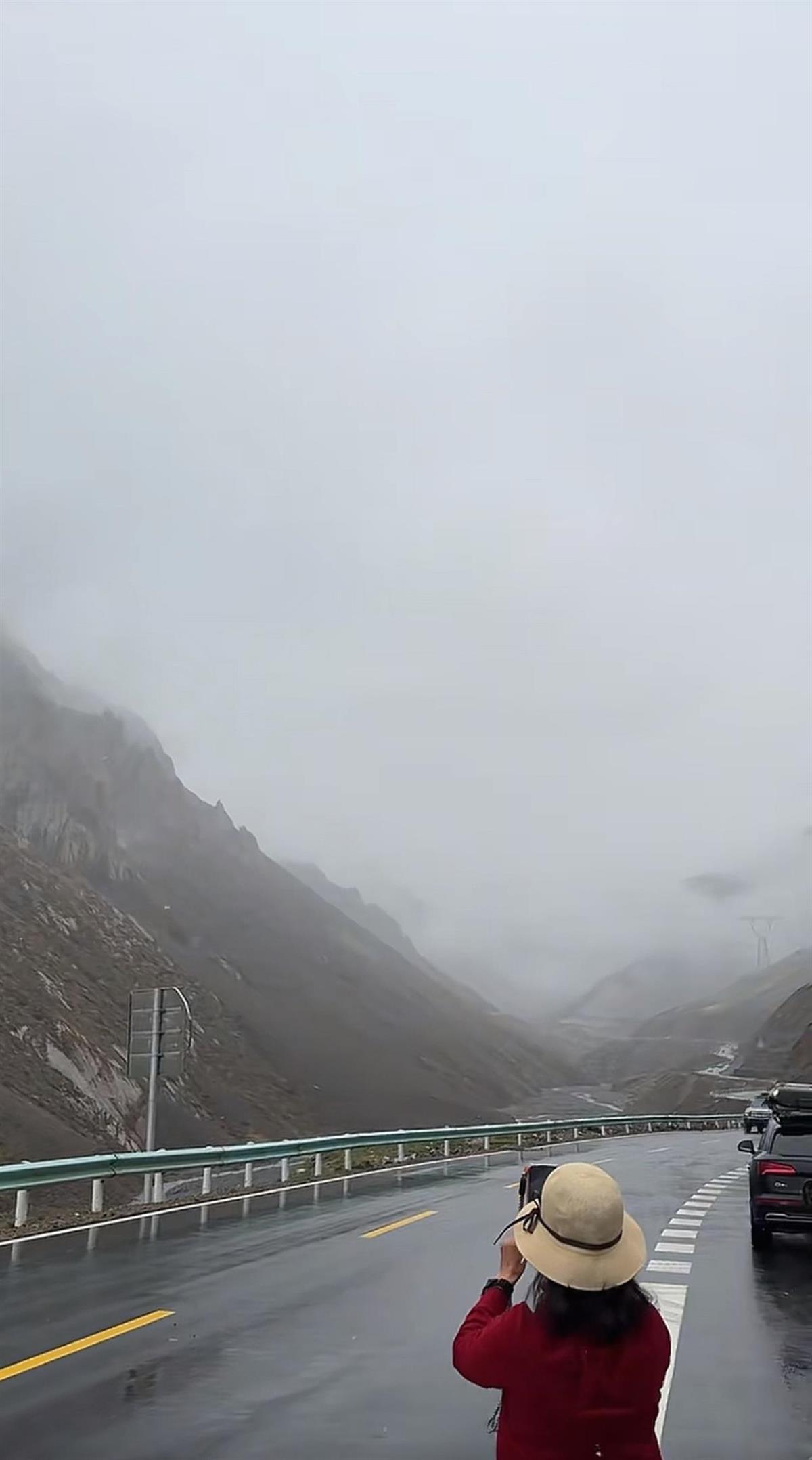 独库公路开通首日部分路段降雪，游客：领略到了十里不同天的奇观
