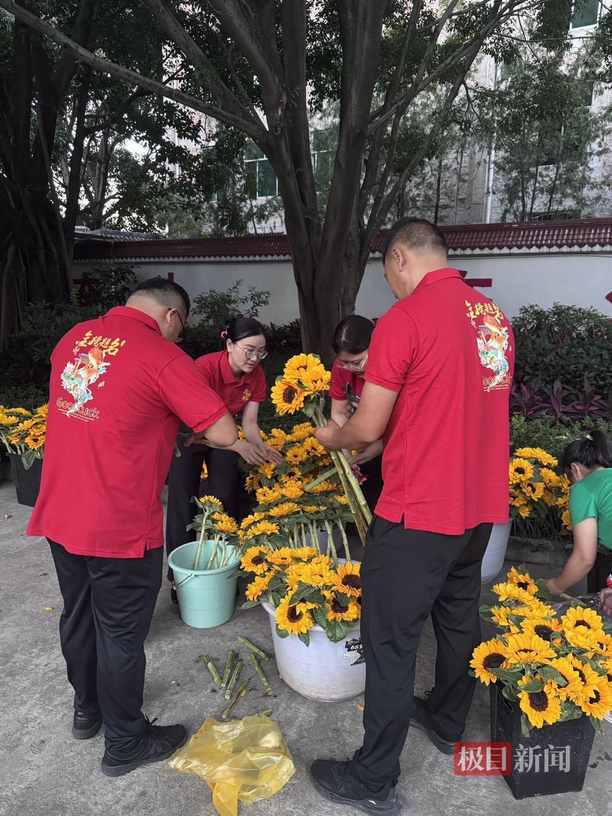 华坪女高第十五次送考：全校师生举着向日葵寓意一举夺魁，张桂梅称活着就会送考