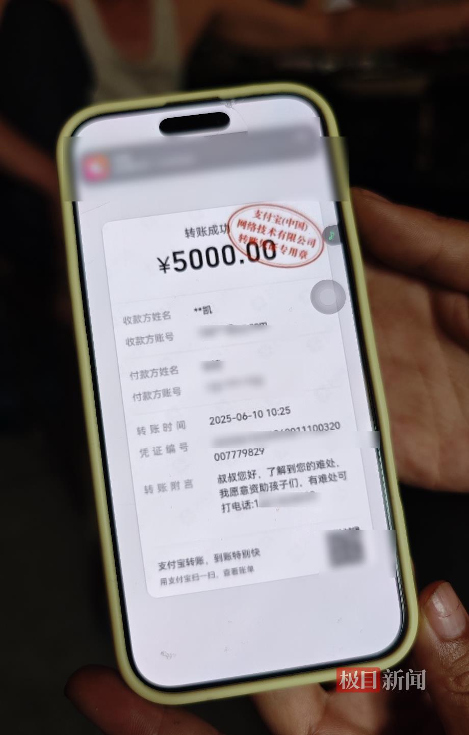 奶奶哽咽谈“双胞胎考场外跪谢爷爷”：从邻居手机看到后直掉泪，兄弟俩从小听话，有好吃的先让爷爷奶奶吃