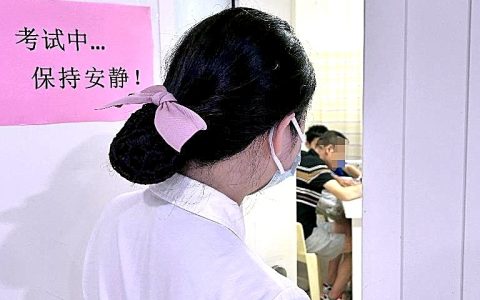 学生口述  家长书写  老师远程视频监考 小学生在病房完成毕业考