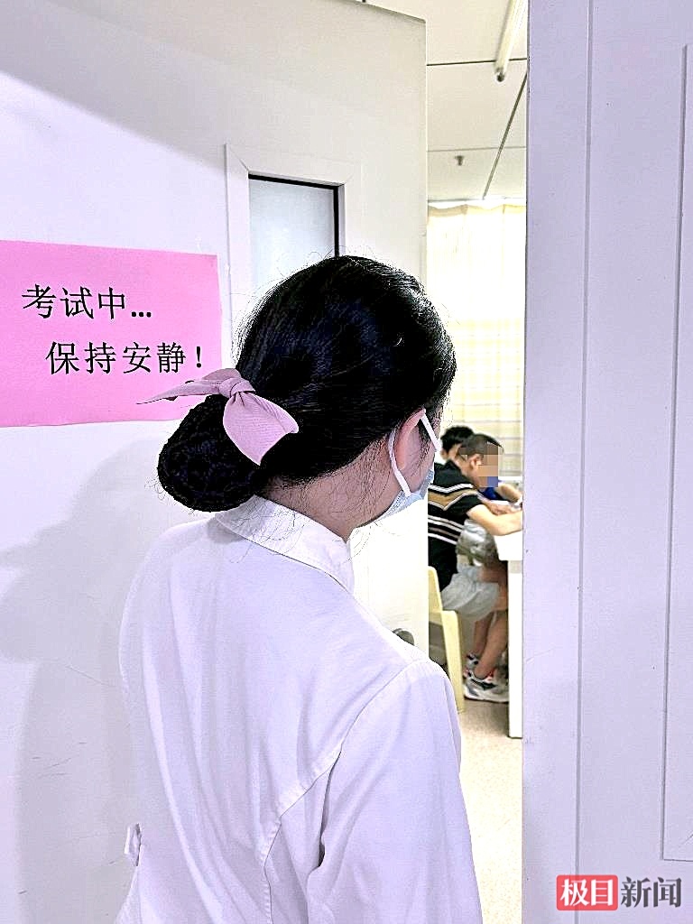 学生口述  家长书写  老师远程视频监考 小学生在病房完成毕业考