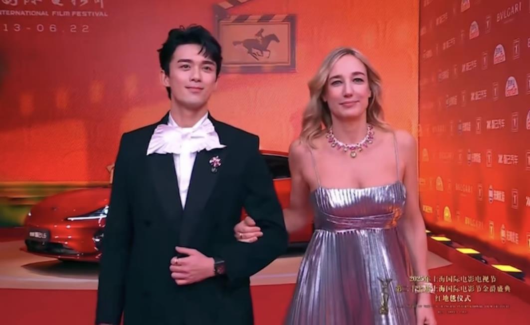 上影节开幕,63岁刘德华被评像“白马王子”,杨幂说“感谢让我站在刘德华旁边”,25岁吴磊走了3趟红毯