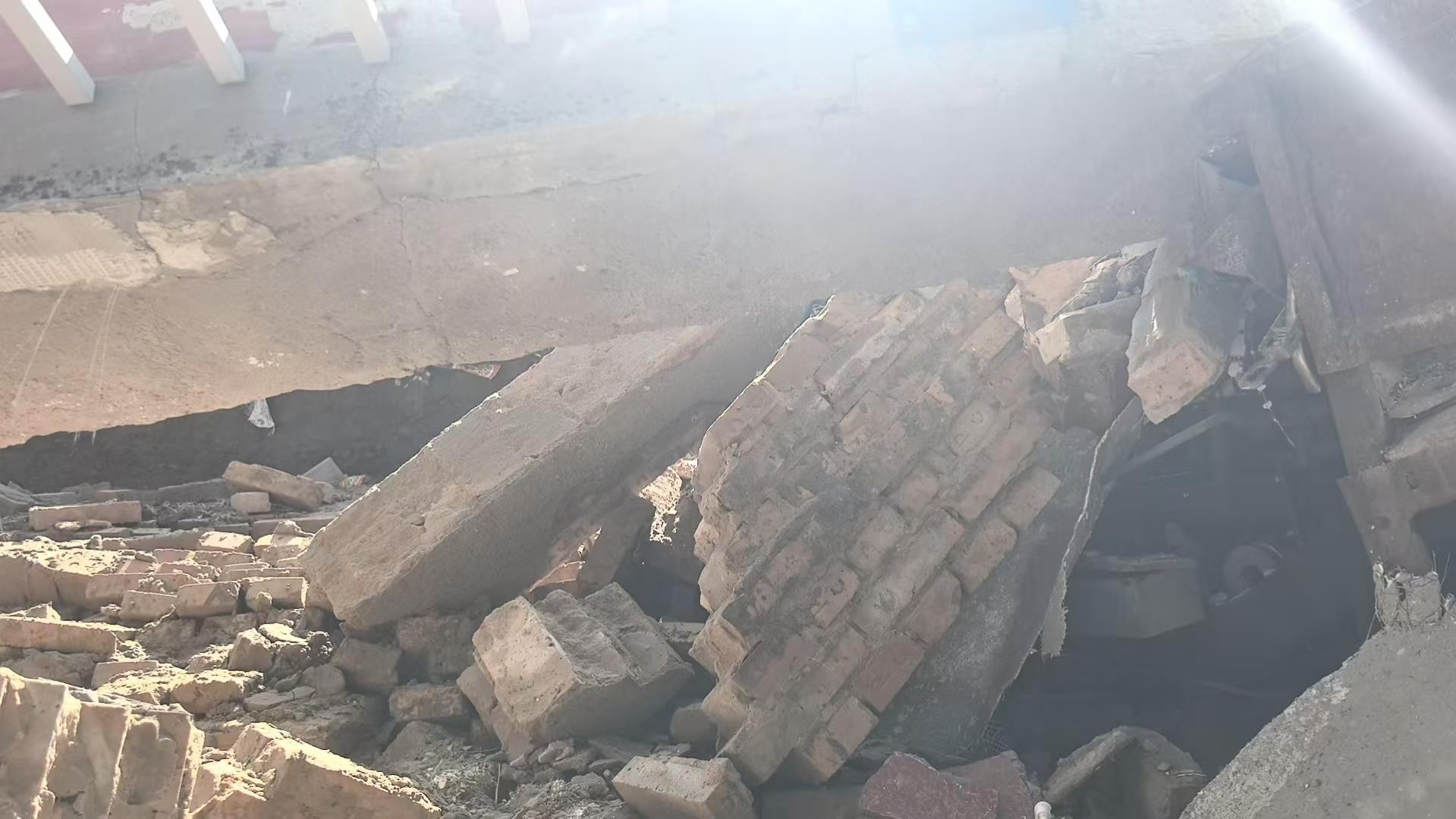 宁夏固原一学校围墙风雨天倒塌，墙外帐篷内祖孙二人被砸身亡，一孕妇受伤