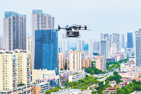 “天降”龙虾和鲜花 汉商低空港启动运营