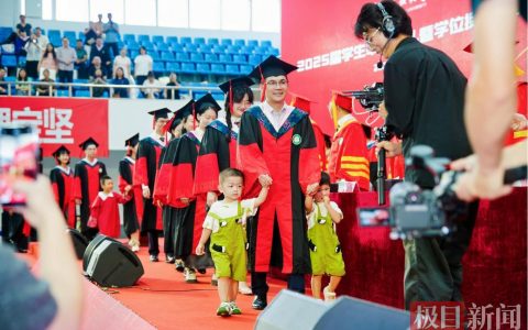 博士生爸爸携龙凤胎参加毕业典礼，温馨画面“萌化”导师团