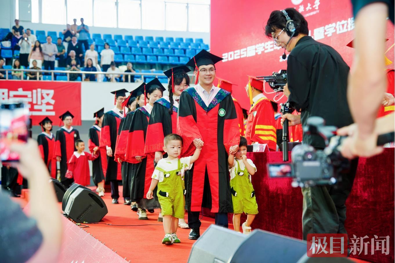 博士生爸爸携龙凤胎参加毕业典礼，温馨画面“萌化”导师团