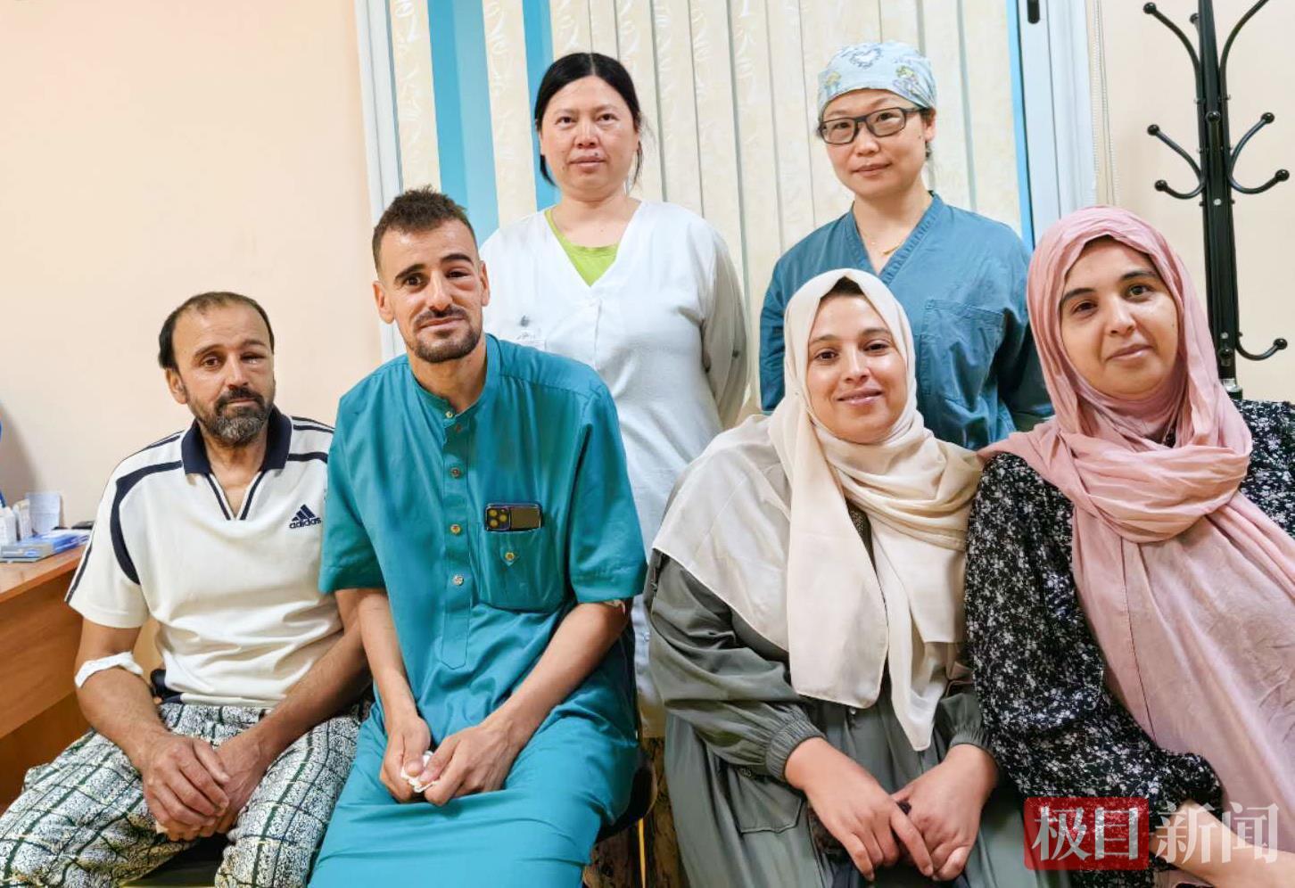 阿尔及利亚古尔邦节，居民宰羊时虫子爬进了眼睛，中国医生巧手救人