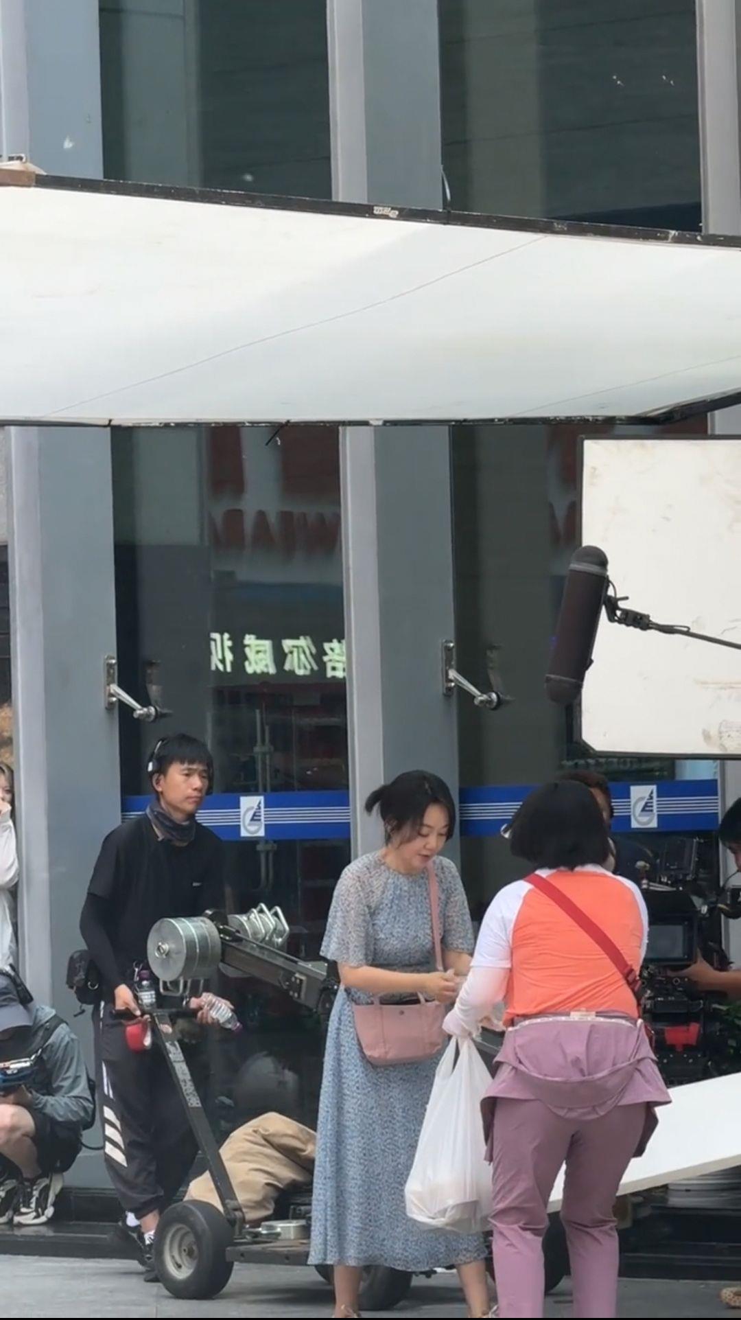 多名网友在深圳华强北偶遇闫妮拍戏：真人看上去很亲切，脸比电视上还小