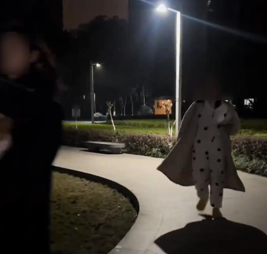 重庆一女子打伤男子被立案，男子：我问她遛狗为何不牵绳，她打我耳光