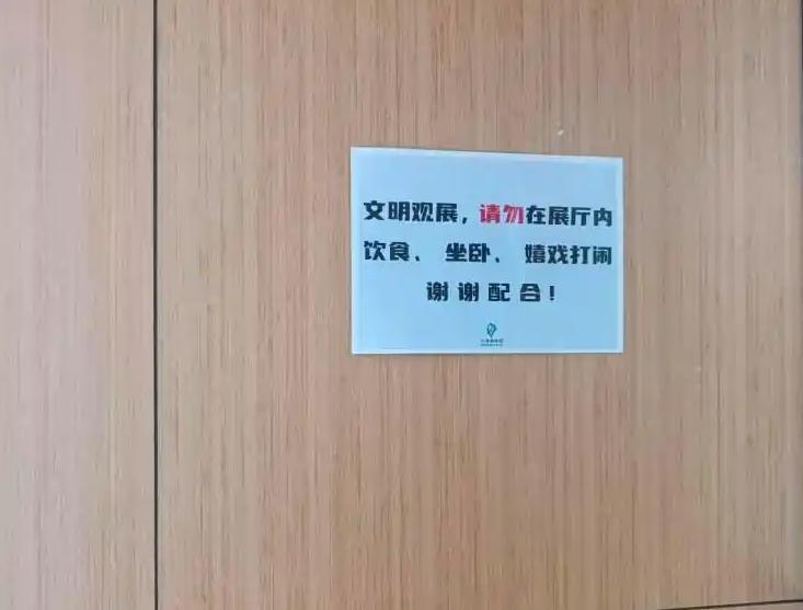 极目锐评丨10月龄婴儿在展馆内喝奶瓶被赶出，核心问题在三个方面
