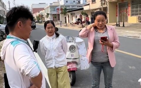 男子街头送鲤鱼邀陌生人挑战表白父亲：送出去三四十条，全是自己钓的