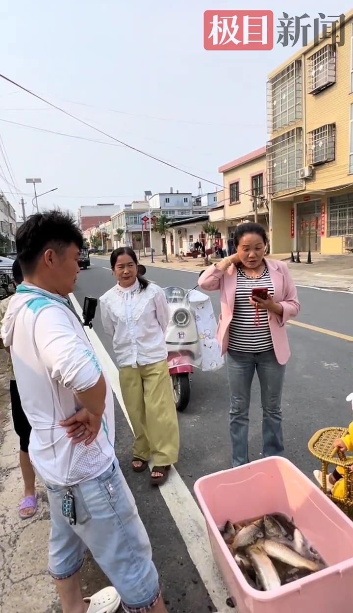 男子街头送鲤鱼邀陌生人挑战表白父亲：送出去三四十条，全是自己钓的