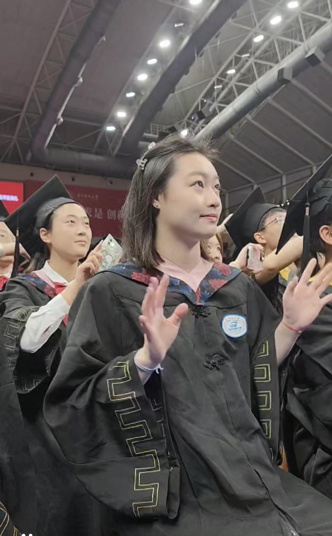 华科大举行本科生毕业典礼！奥运冠军昌雅妮毕业了