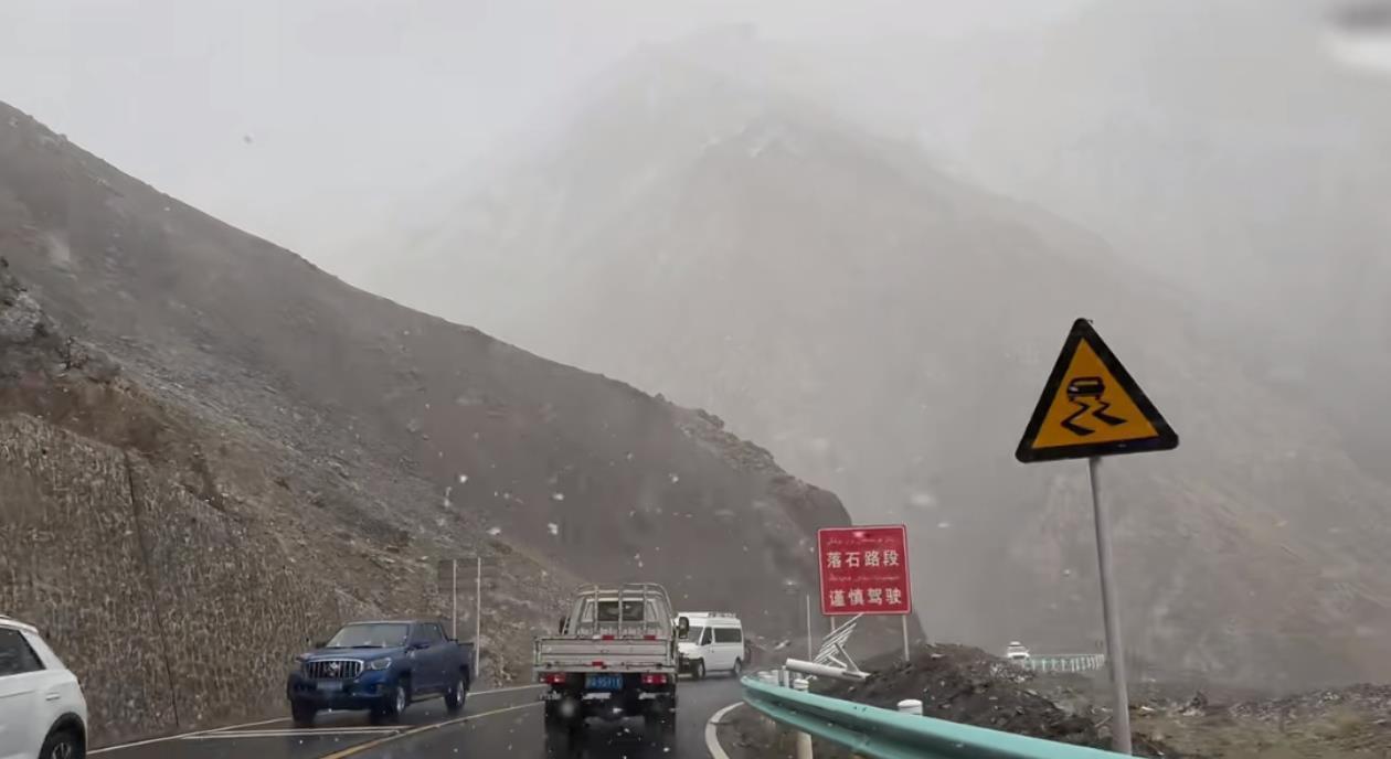 独库公路开通首日部分路段降雪，游客：领略到了十里不同天的奇观