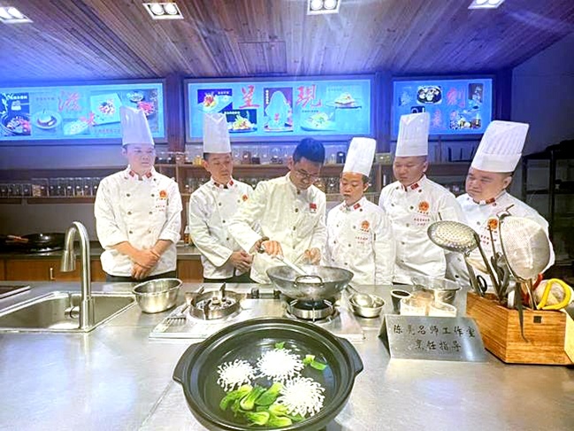 楚菜名师烹出菊花武昌鱼 汤鲜鱼嫩形态逼真