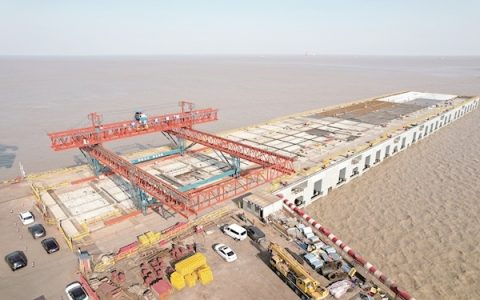 在鄂央企全球首创 “毫米级”自动调位安装 智能筑港机海上建码头如搭积木