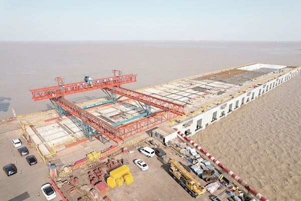 在鄂央企全球首创 “毫米级”自动调位安装 智能筑港机海上建码头如搭积木