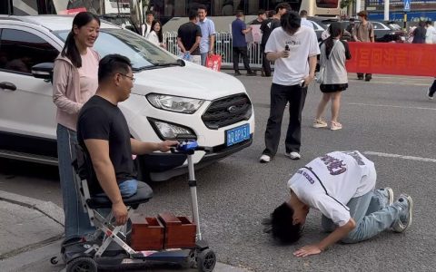 考场外跪谢无腿父亲的男生高考成绩公布，父亲：很满意，儿子想去当兵