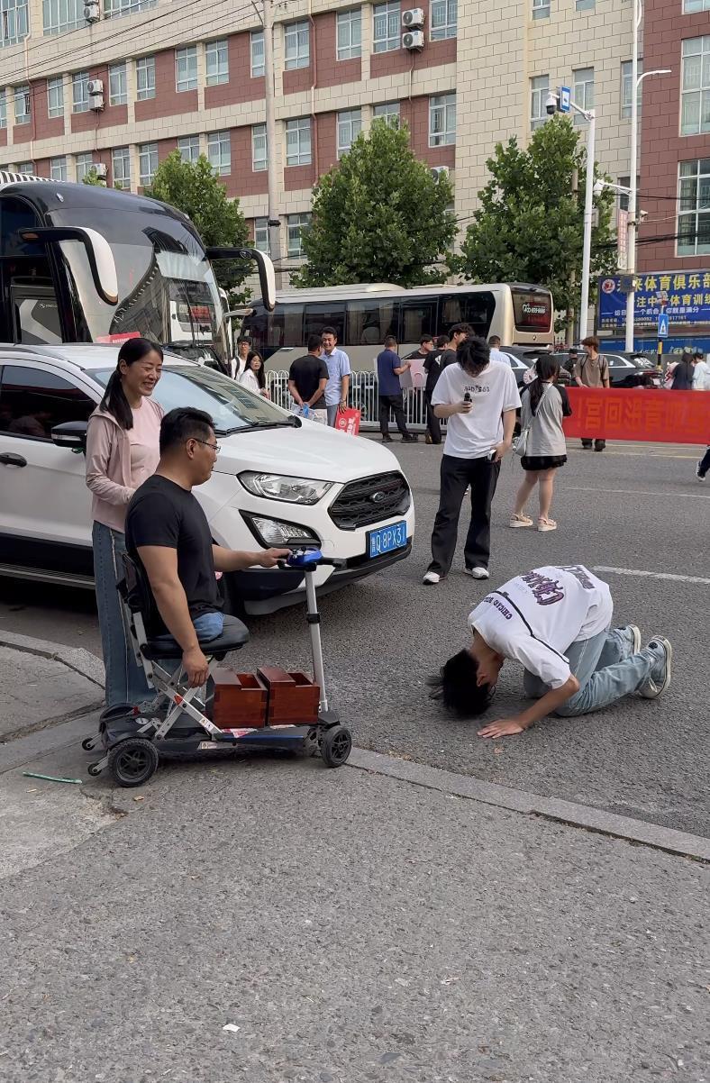 考场外跪谢无腿父亲的男生高考成绩公布，父亲：很满意，儿子想去当兵