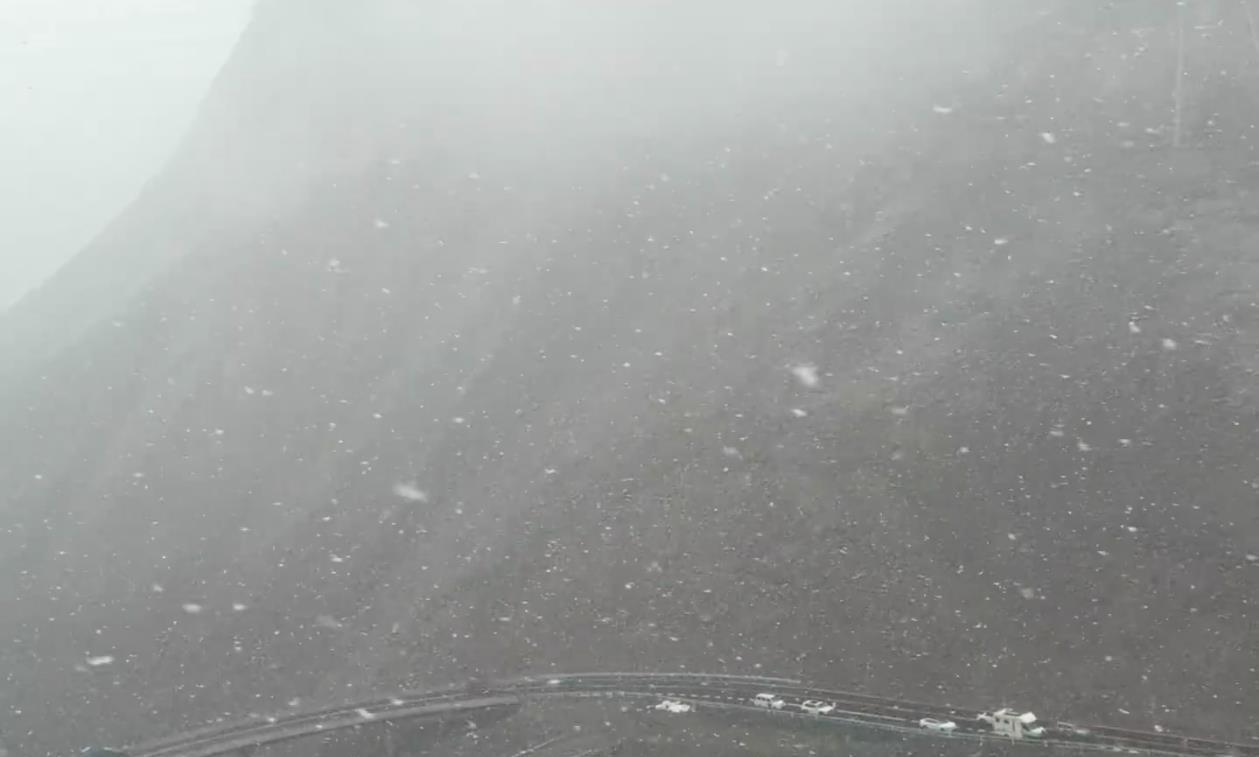 独库公路开通首日部分路段降雪，游客：领略到了十里不同天的奇观