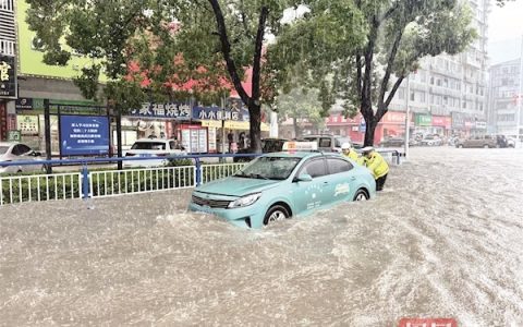 积水漫过膝盖，出租车抛锚，83岁术后婆婆被困…… 暴雨倾城,黄石全城上演暖心救援