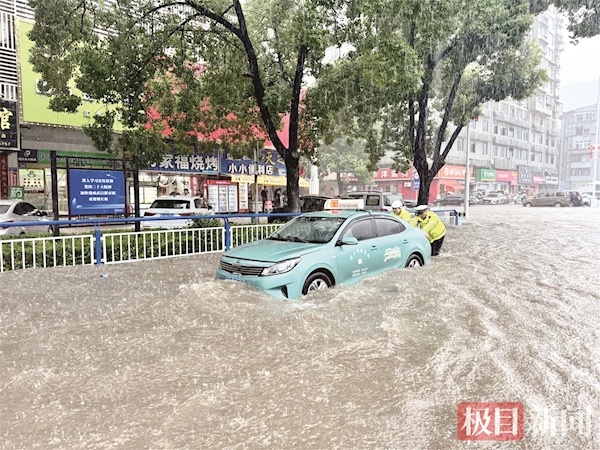 积水漫过膝盖，出租车抛锚，83岁术后婆婆被困…… 暴雨倾城,黄石全城上演暖心救援