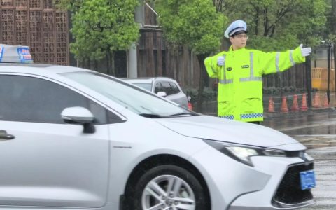 以雨为令！武汉交警全员动员疏堵保畅、应急救援