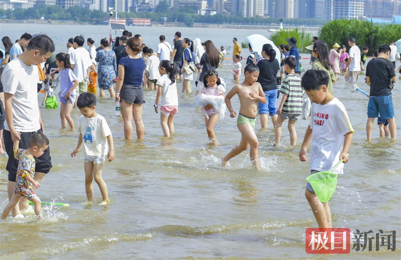 长江水位上涨，汉口江滩成“水上乐园”