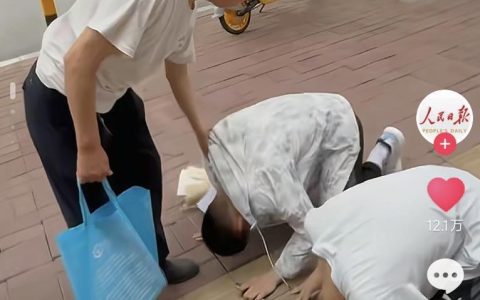 探访出考场跪谢爷爷的双胞胎老家：30多年老房子奖状贴满四面墙，书桌前贴标语“没有天分我就要勤奋”