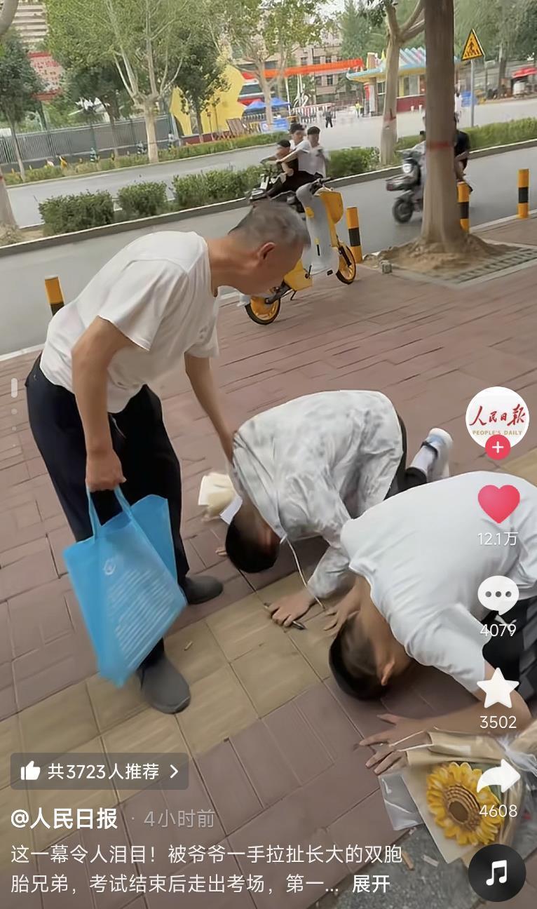 探访出考场跪谢爷爷的双胞胎老家：30多年老房子奖状贴满四面墙，书桌前贴标语“没有天分我就要勤奋”