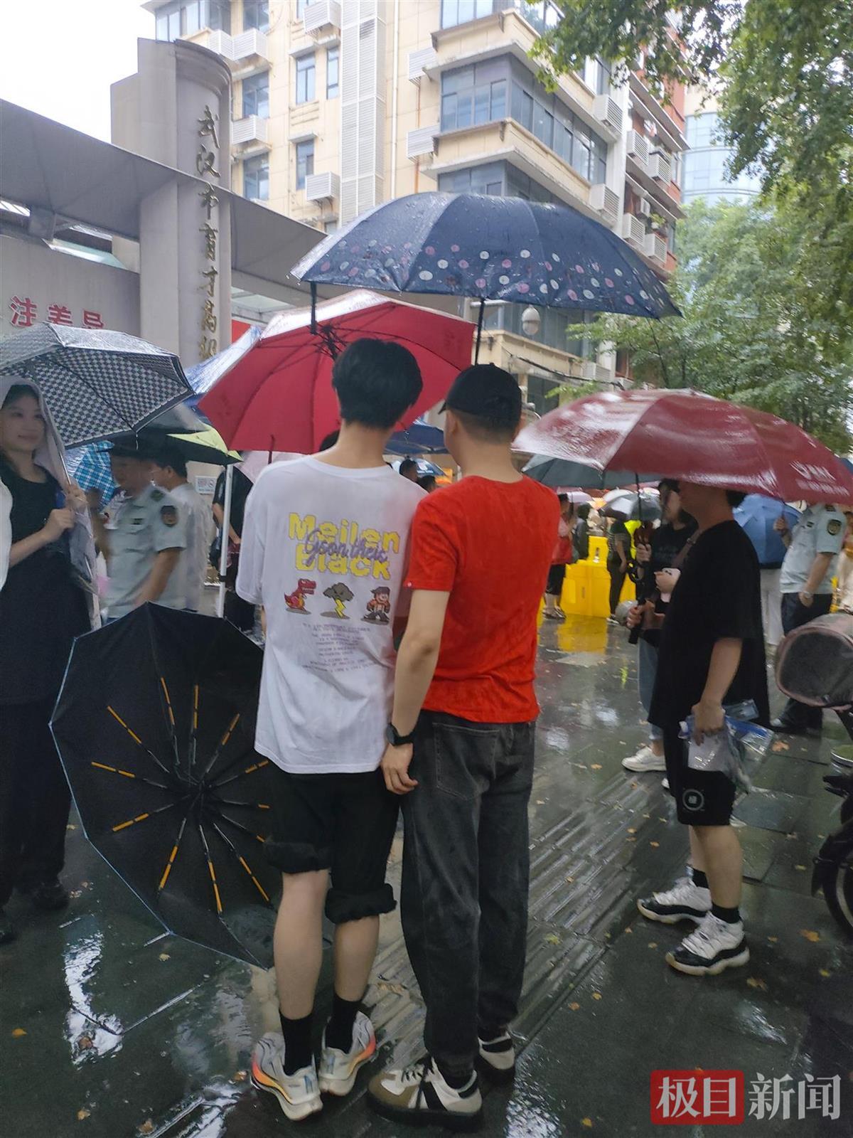 老师冒雨骑共享单车送考，他的“逢考必过”短袖陪考了数届考生