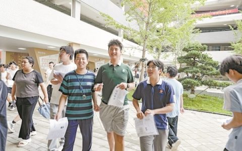 “踩点”踩出安心感 中考考生从容探考场