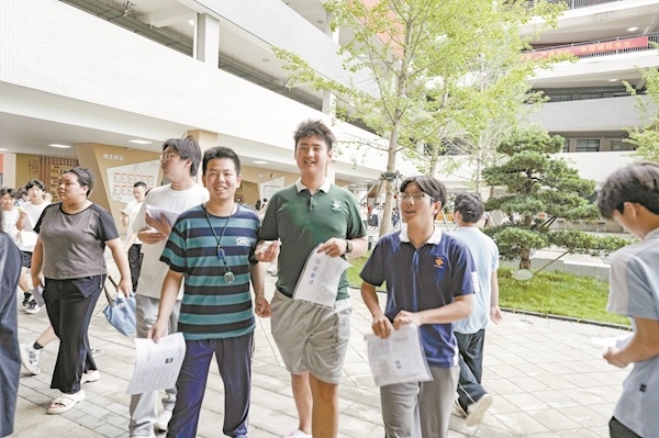 “踩点”踩出安心感 中考考生从容探考场