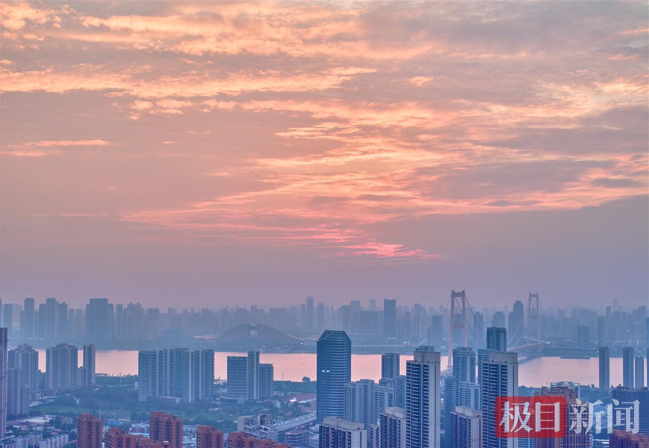 落日黄昏晓，清风衬晚霞