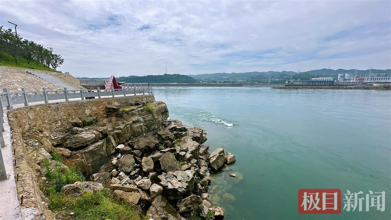 常有游客在此涉险打卡，宜昌“小青岛”无奈围上铁丝网
