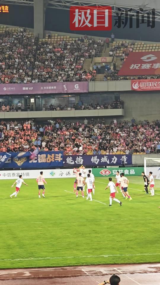 谁输谁是十三妹！苏超无锡VS常州开赛，球迷热血沸腾