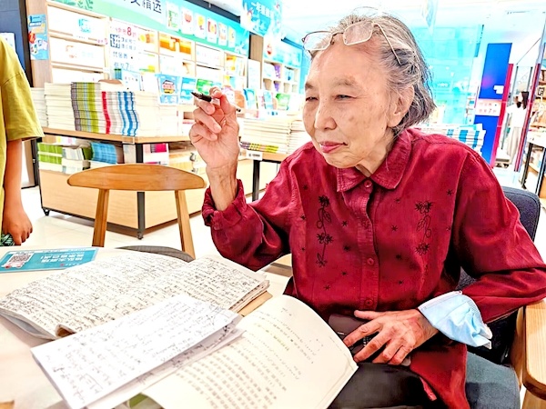 活到老学到老  84岁奶奶每天到书店刷数学题