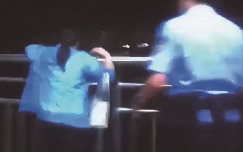 因加班错过父亲生日号啕大哭，女子见到巡逻民警问道： “可以借个肩膀靠一下吗？”