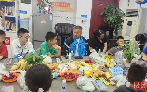 “爸爸终于陪我过节了！”武汉10多位外卖骑手子女收到特殊儿童节礼物，现场画面太暖