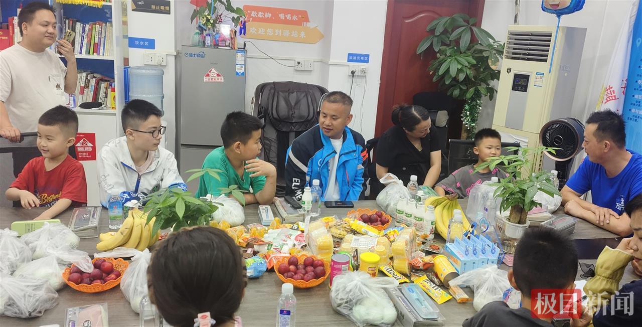 “爸爸终于陪我过节了！”武汉10多位外卖骑手子女收到特殊儿童节礼物，现场画面太暖