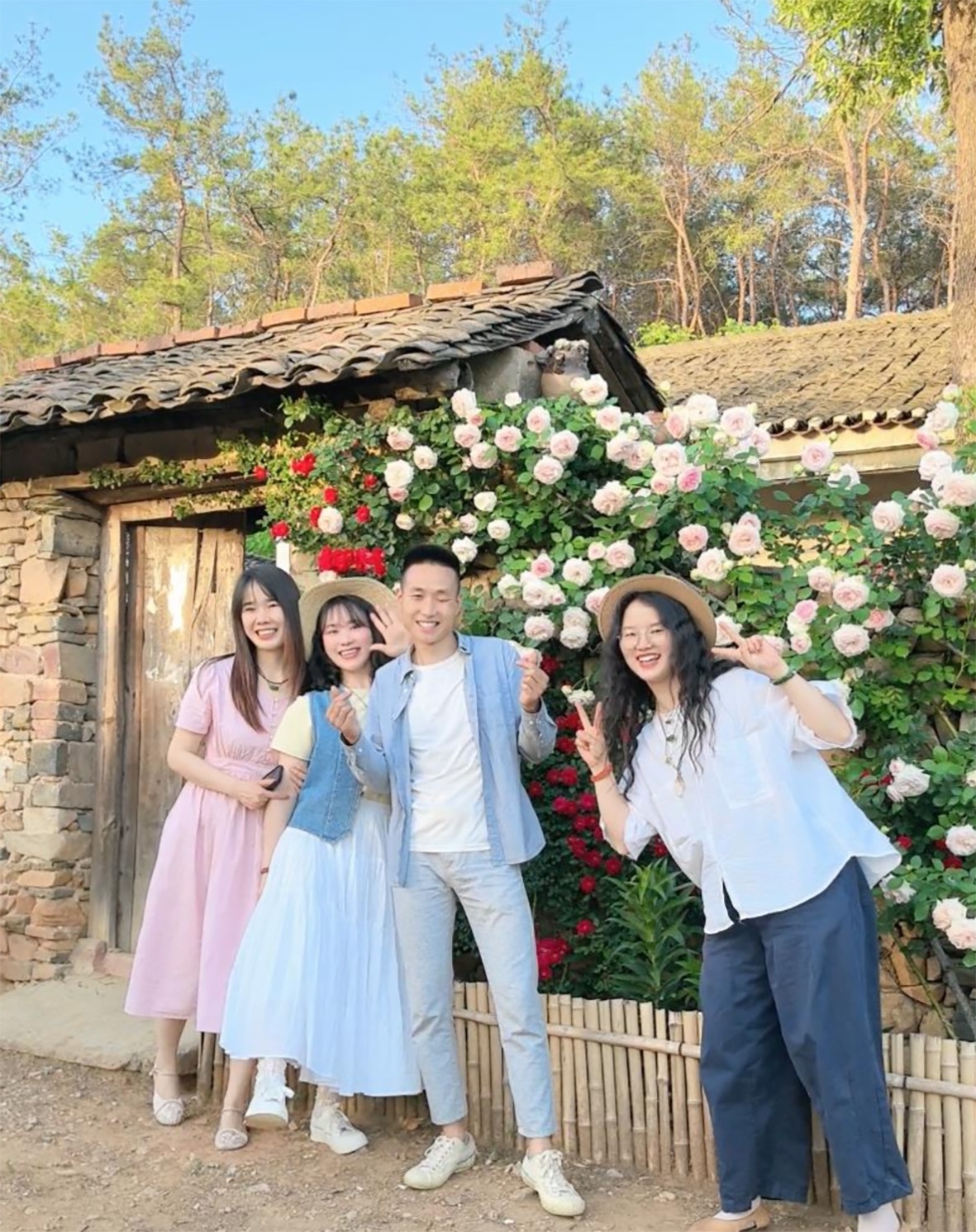 左眼失去光明 右眼看见花开 广水小伙废墟里种出四季花海