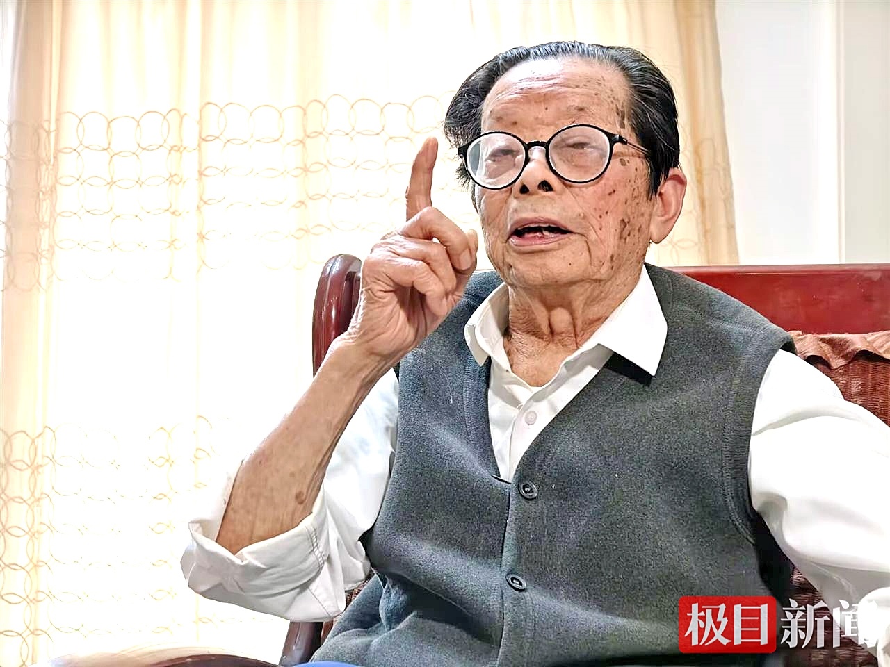 103岁的抗战老兵现在还会用日语说“缴枪不杀” 他身经百战，腿里至今还有弹片