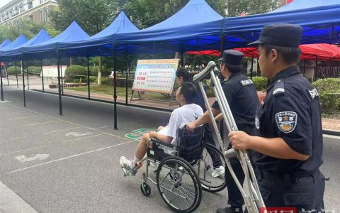 爱心护考骨折男生，阳新民警承诺：“放心，这三天我们来背孩子”