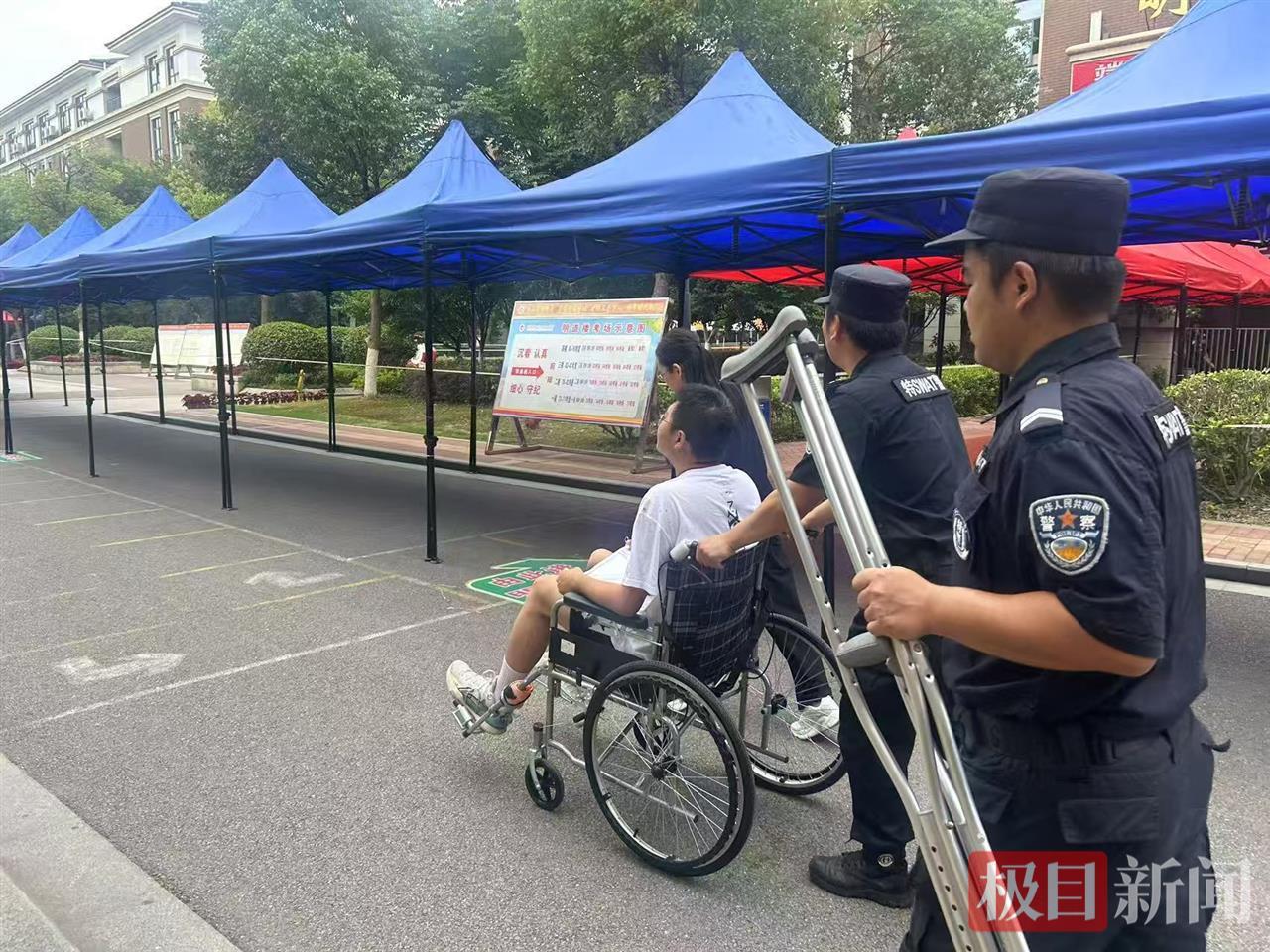 爱心护考骨折男生，阳新民警承诺：“放心，这三天我们来背孩子”