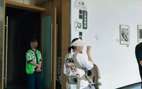 极目锐评丨10月龄婴儿在展馆内喝奶瓶被赶出，核心问题在三个方面