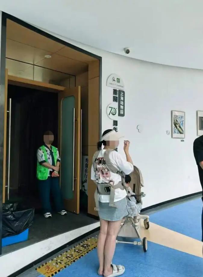 极目锐评丨10月龄婴儿在展馆内喝奶瓶被赶出，核心问题在三个方面