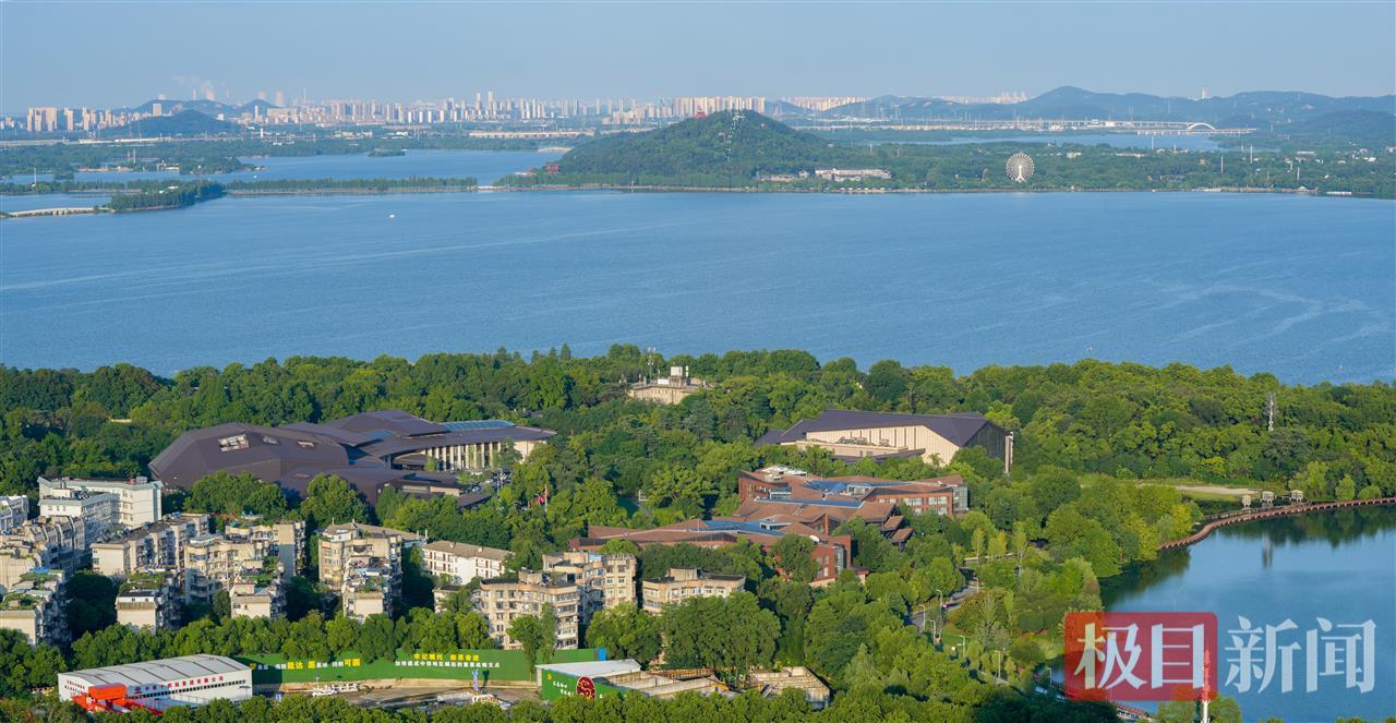 雨后东湖碧空如洗，湛蓝湖水与绿树相映成趣
