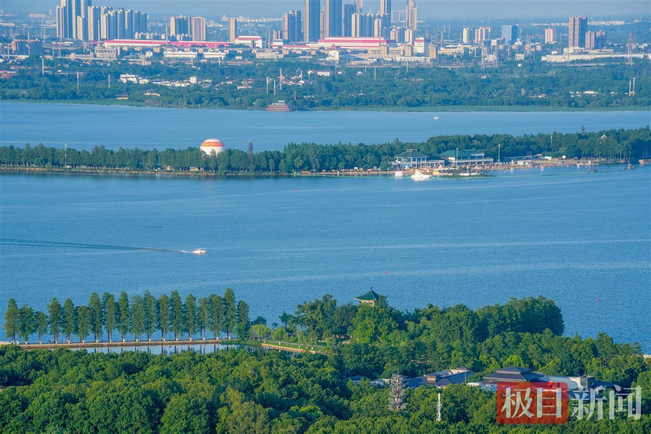 雨后东湖碧空如洗，湛蓝湖水与绿树相映成趣